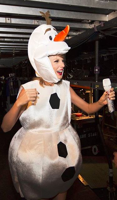 Taylor Swift ♥ as Olaf!