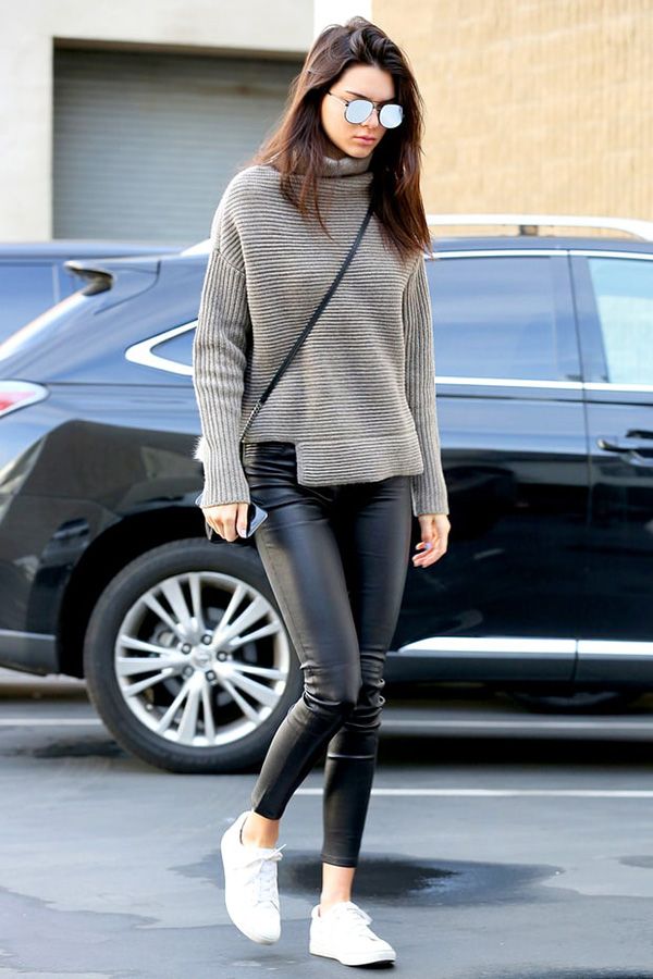 Kendall Jenner casual calça de couro e tênis branco.