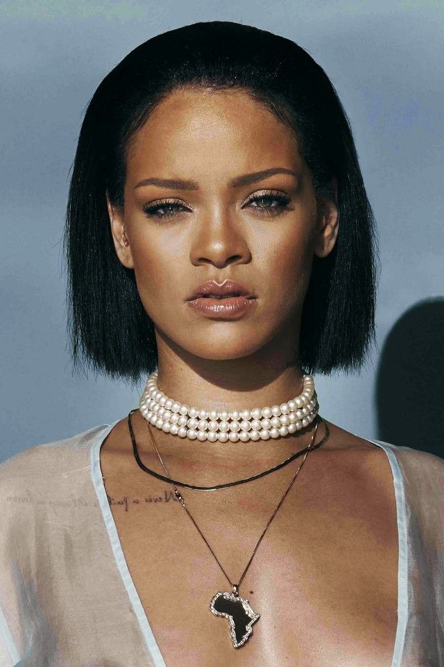 Rihanna wearing a vintage pearl choker and Rosamosario gown in her Needed Me vid...