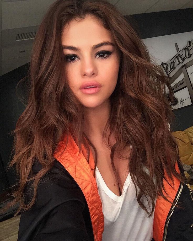 hungvanngo: Hi #Selenators, your DMs is my command . Here is Selena Gomez #selfi...