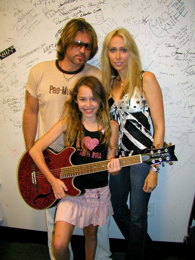 Miley Cyrus. Op deze foto is Miley 10 jaar. Ze speelde al gitaar. Toen Miley ong...