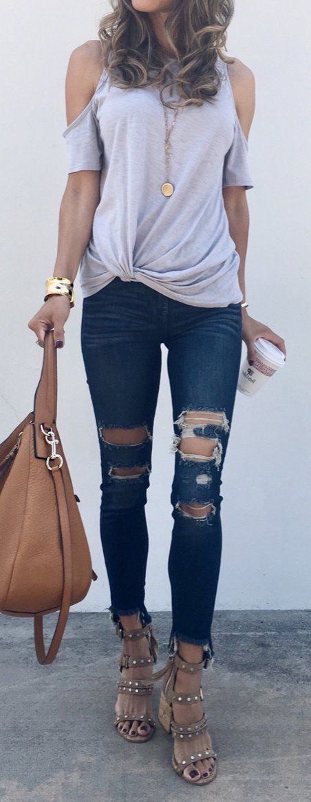 Top de Ombro Cinza frio + Jeans Skinny Destroyed + Sandálias Cravejadas  #moda ...