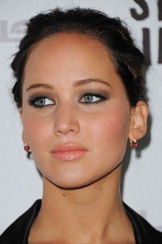 sultry mature makeup.  plum shadow & peach lips.  shown: jennifer lawrence