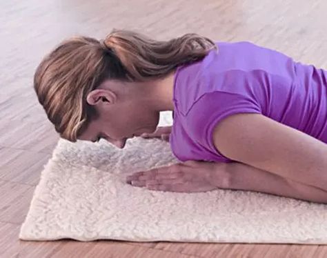 Training: Nacken kräftigen: die Übung stabilisiert die Muskeln um die Halswirb...