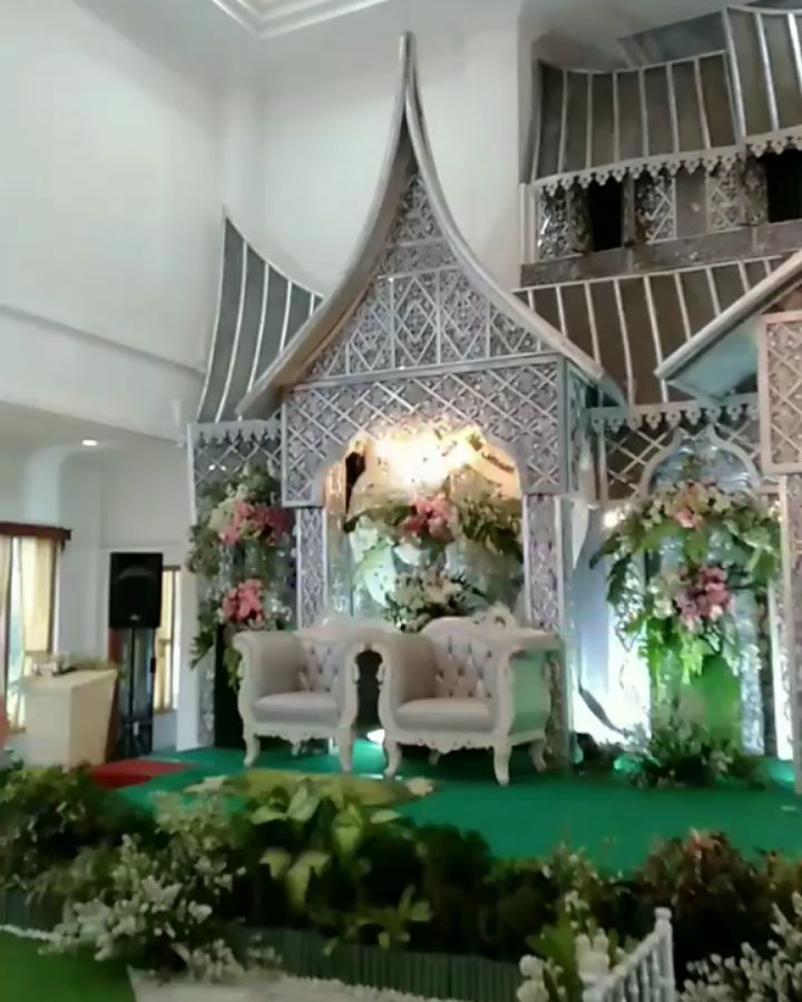 Pelaminan Padang dengan nuansa silver 😍 . . Make up nova.shakira Henna @mian...